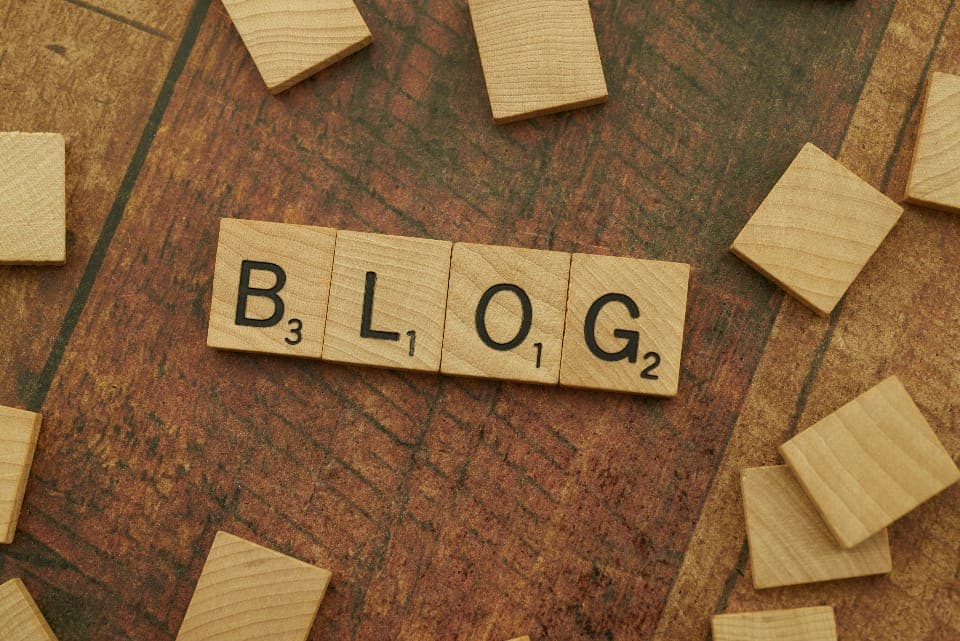 Các miếng chữ gỗ ghép thành chữ BLOG trên mặt bàn gỗ