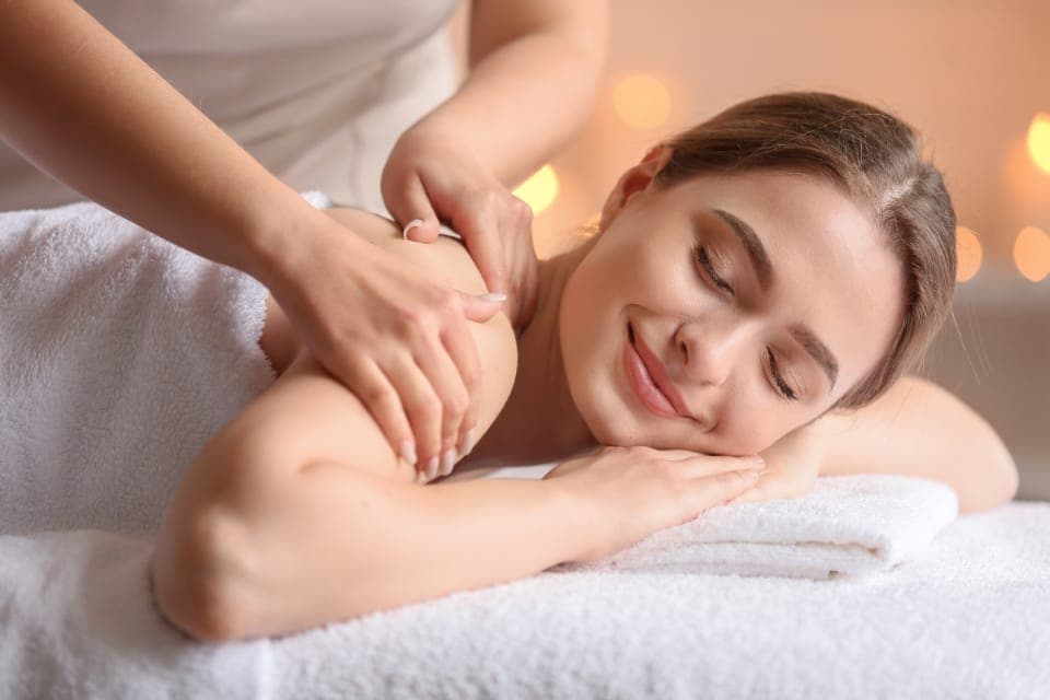 Khách mỉm cười khi được massage vai