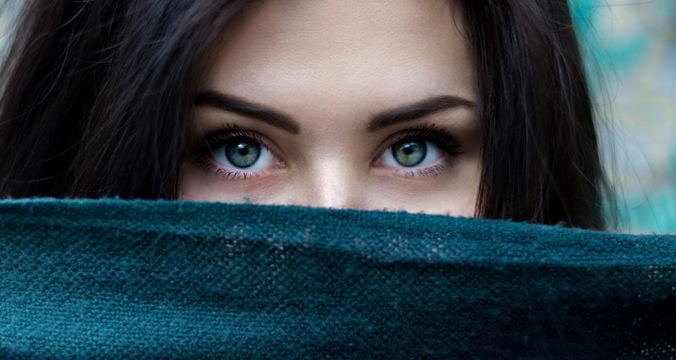 Đôi mắt với hàng mi rõ nét phía trên chiếc khăn