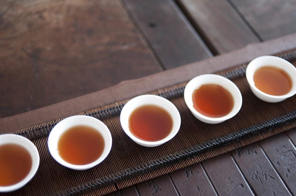 Hàng chén trà nhỏ trên khay gỗ