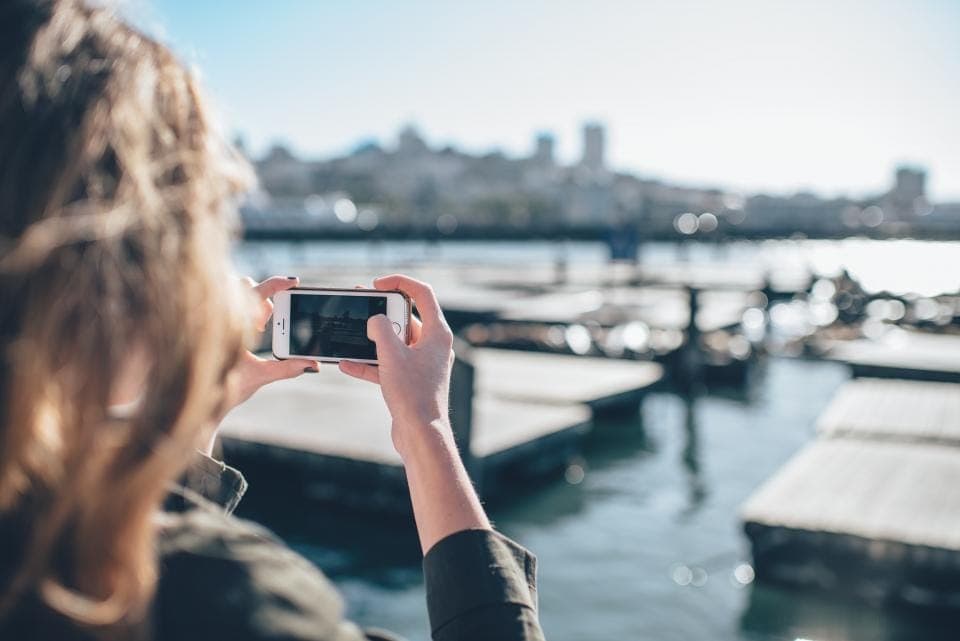 Hai tay cầm điện thoại hướng camera ra phía trước