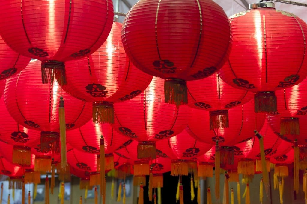 Dãy đèn lồng đỏ treo kín trần
