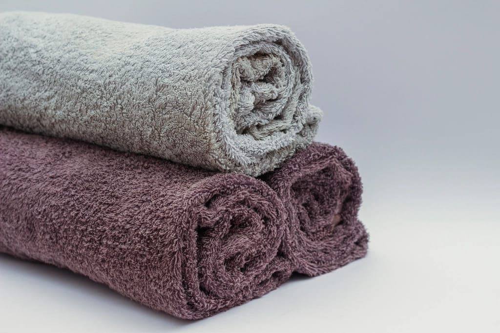 Ba chiếc khăn cuộn tròn màu xám và tím