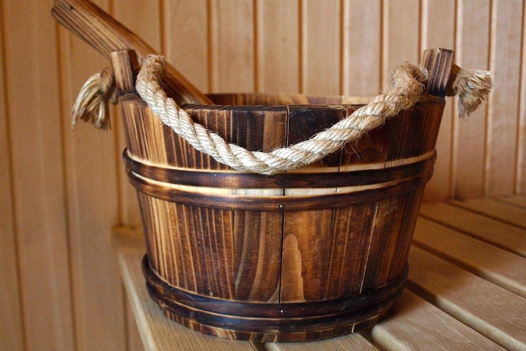 Gầu gỗ có quai dây thừng trong phòng xông hơi