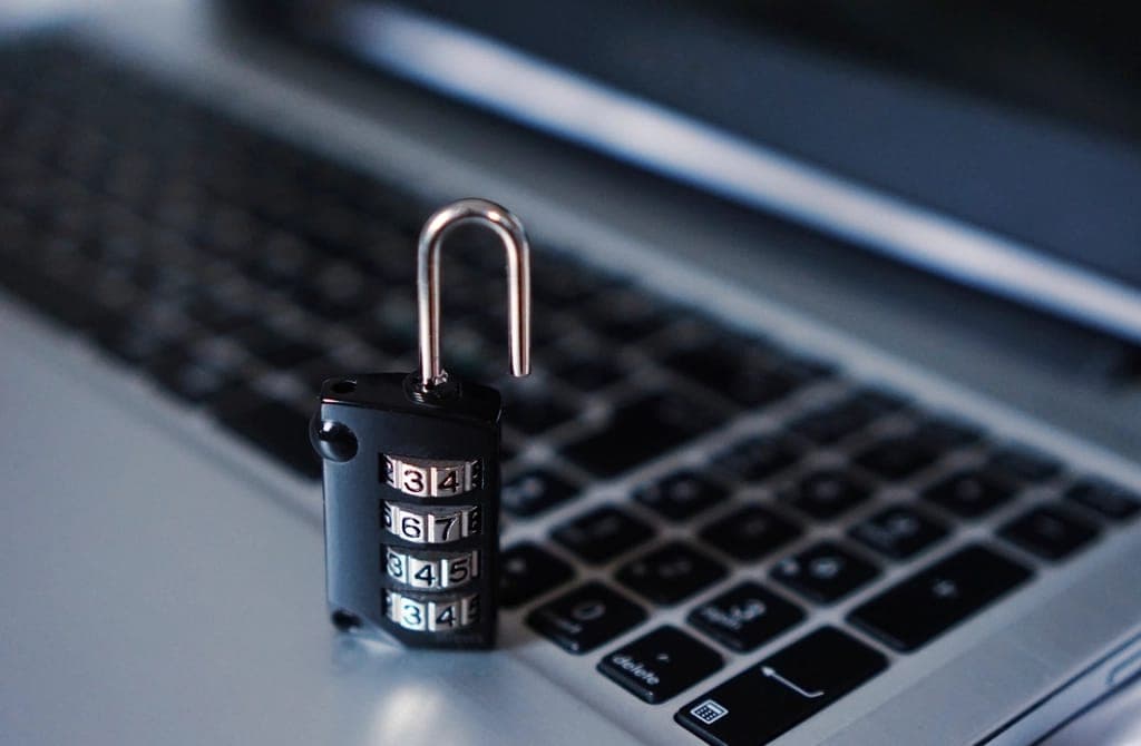 Ổ khoá số đặt trên bàn phím laptop