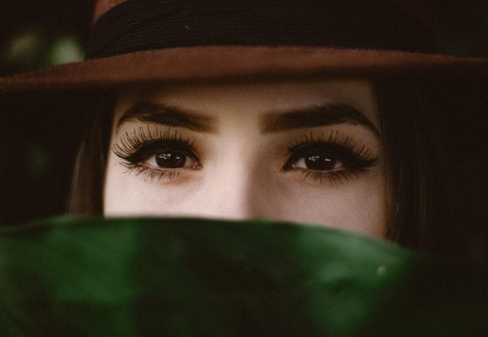 Đôi mắt với hàng mi dày dưới vành mũ