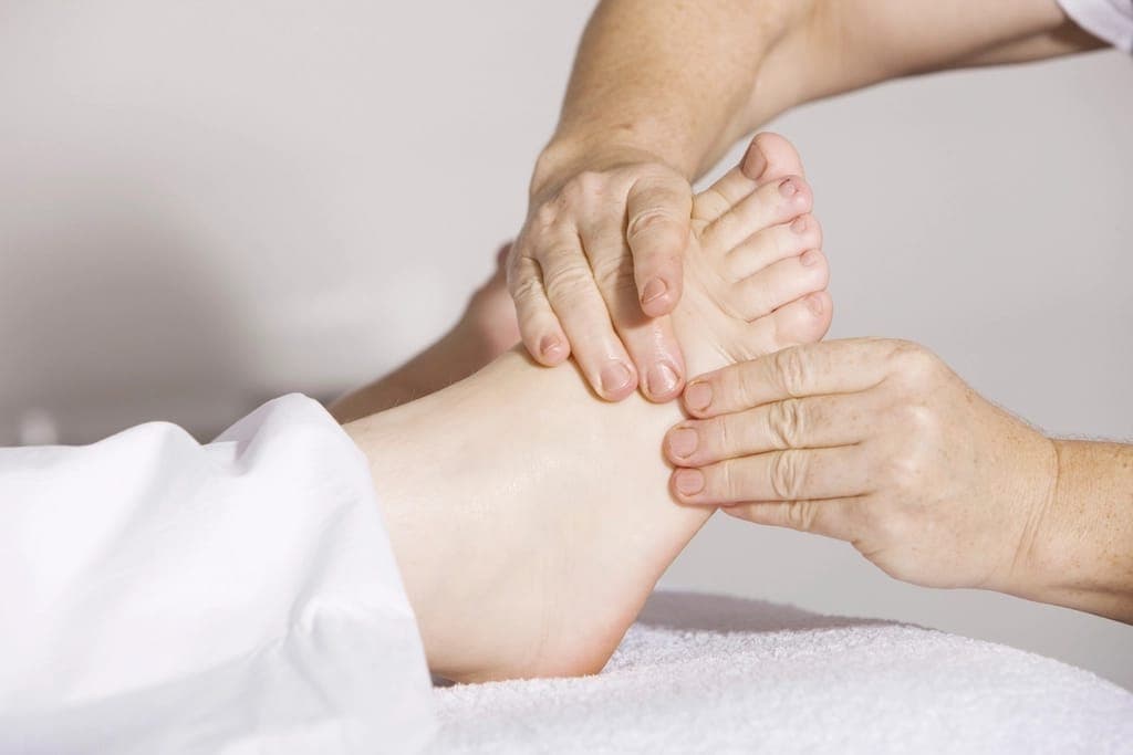 Kỹ thuật viên massage bàn chân cho khách