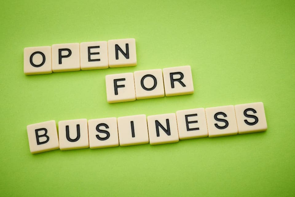 Chữ gỗ xếp thành dòng OPEN FOR BUSINESS