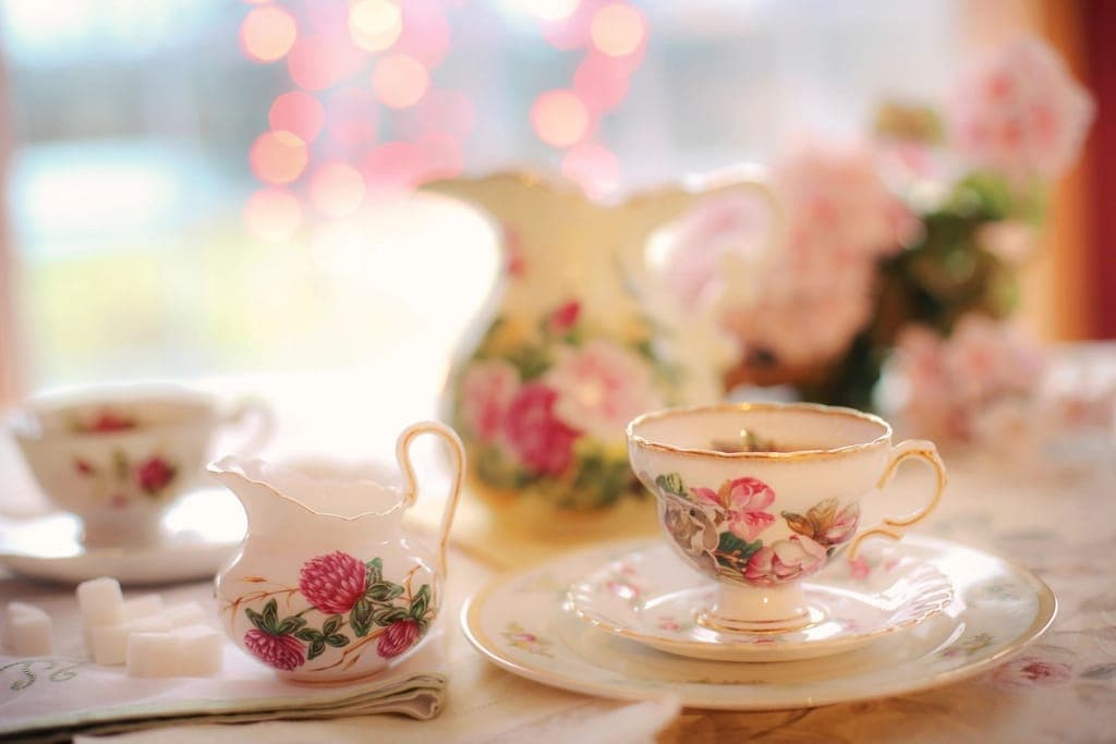 Bộ tách trà sứ hoạ tiết hoa hồng trên bàn
