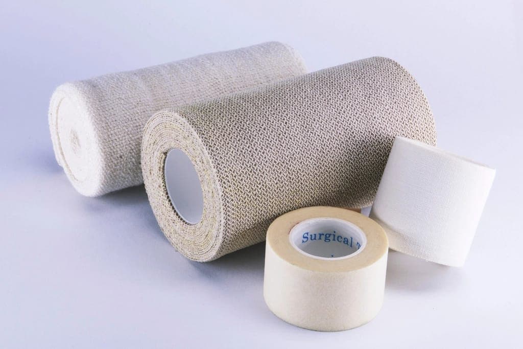 Các cuộn băng gạc và băng dính y tế trên nền trắng