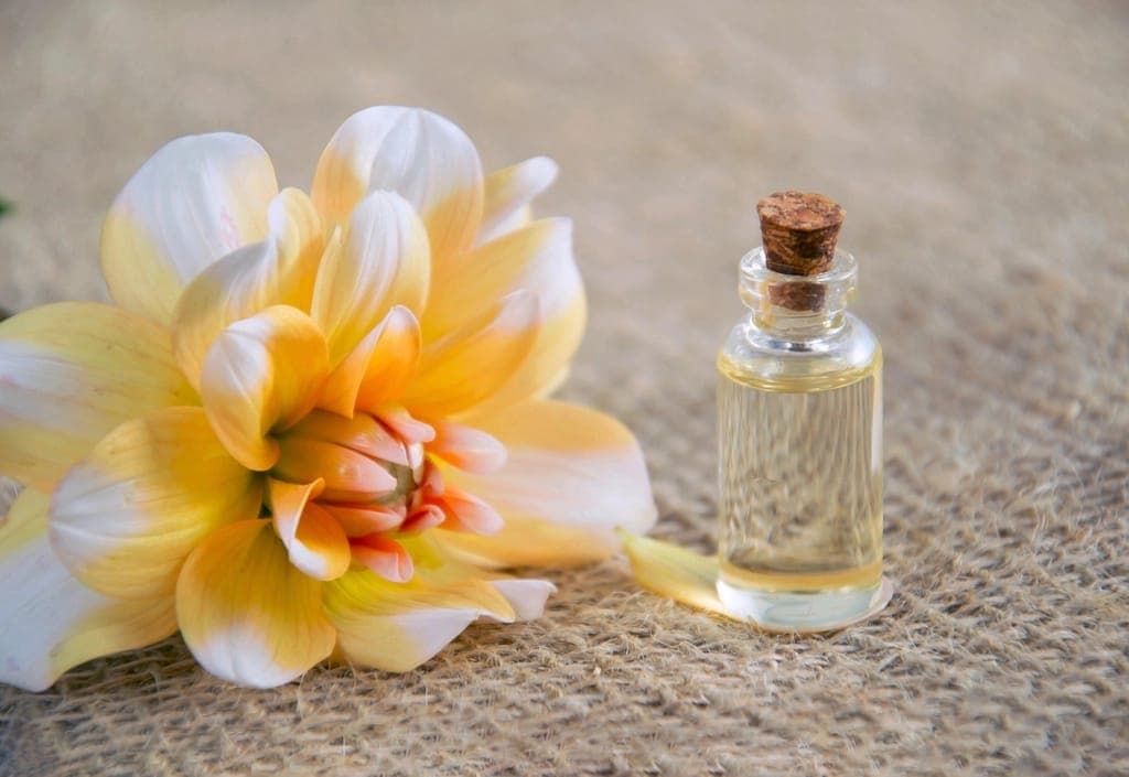 Lọ tinh dầu nút bần cạnh bông hoa vàng