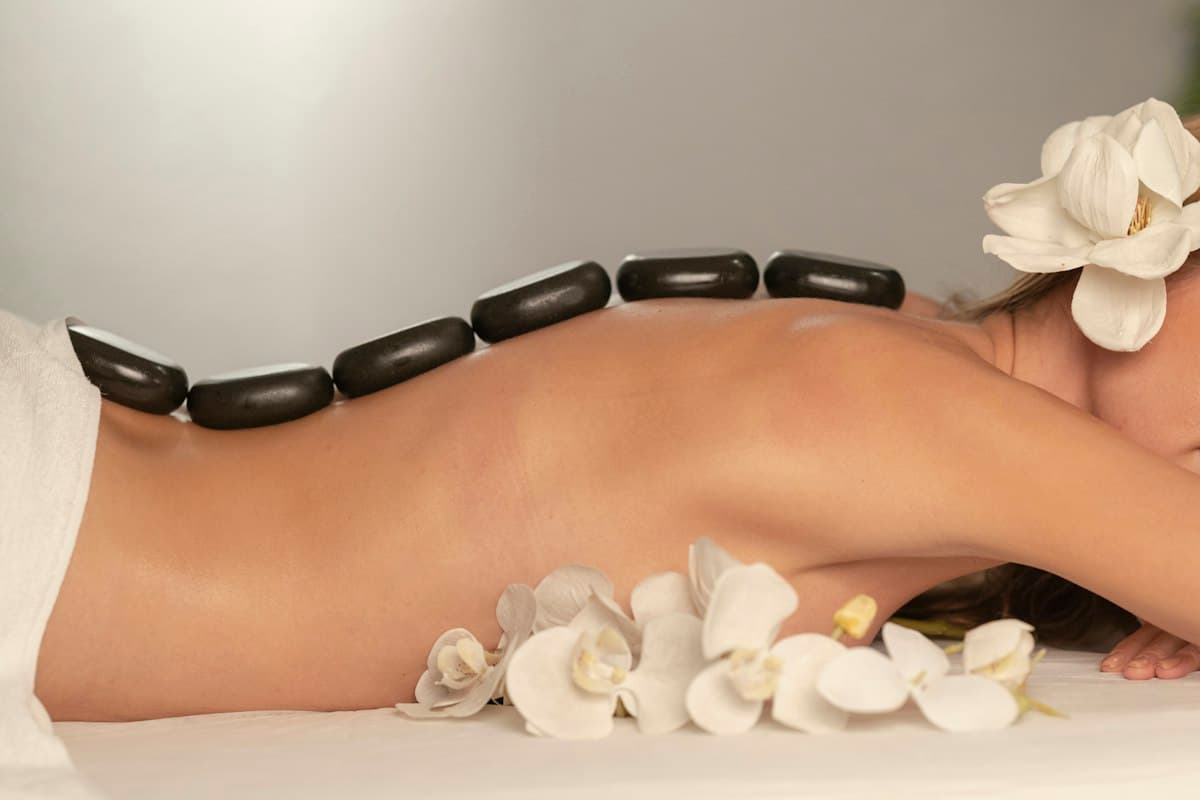 Kỹ thuật viên massage lưng cho khách tại spa