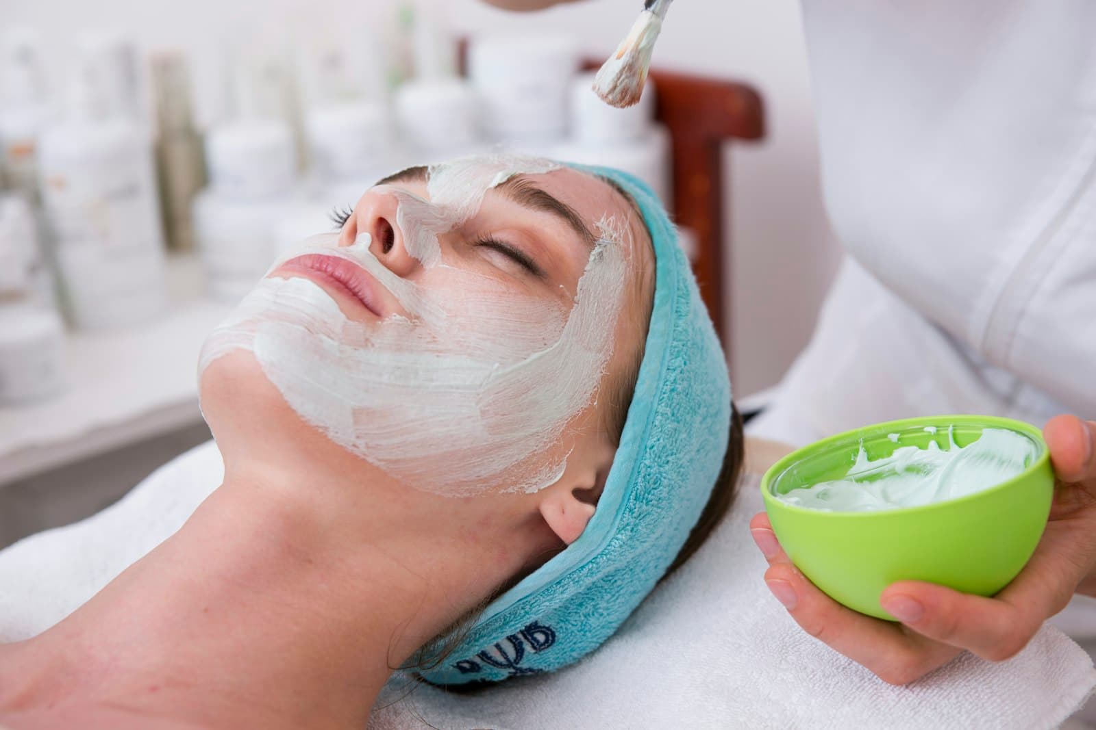 Khách nằm thư giãn khi được chăm sóc da mặt tại spa