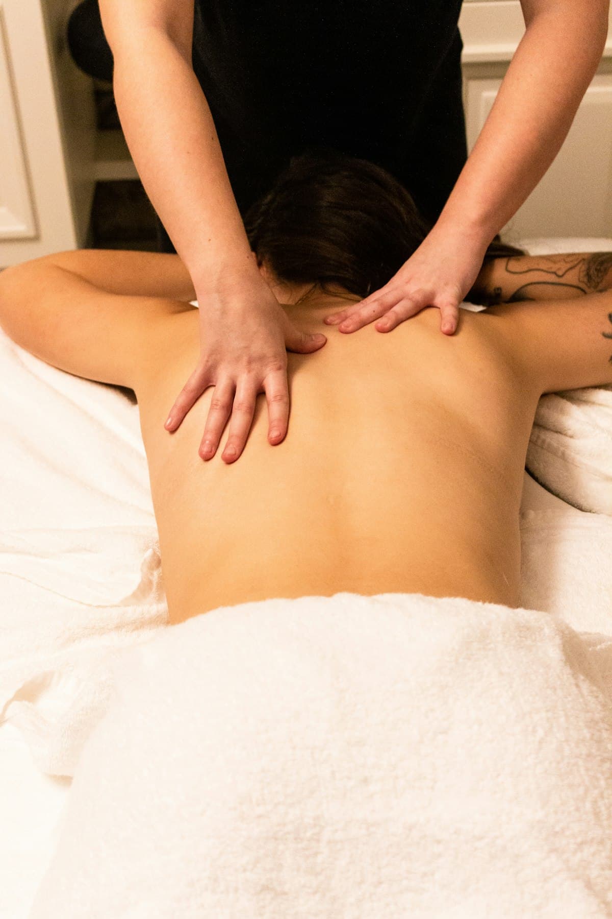 Dầu massage và khăn trong phòng trị liệu