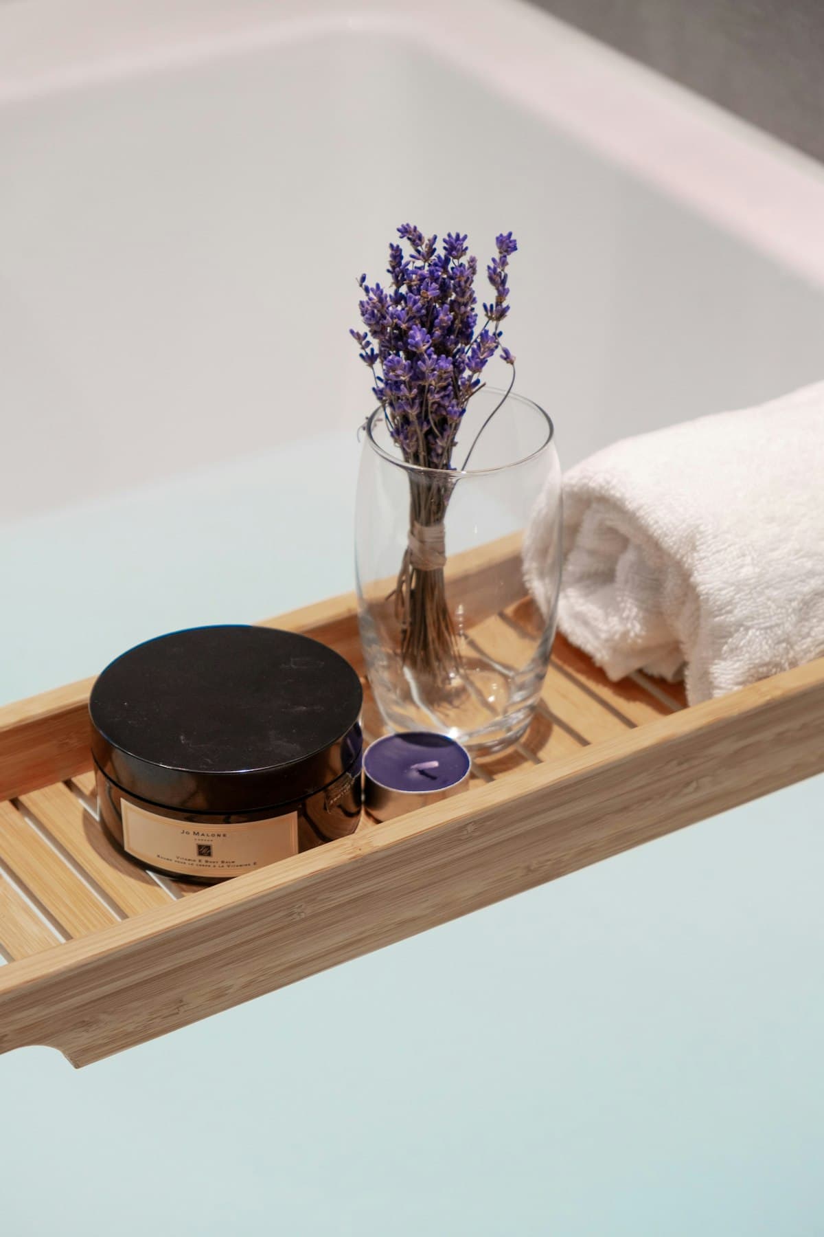 Khay gỗ và khăn trắng trong phòng spa