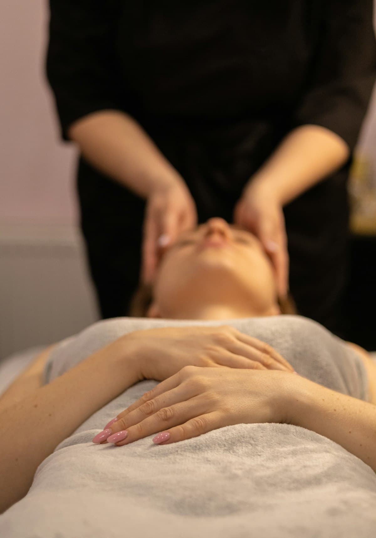 Kỹ thuật viên thoa sản phẩm dưỡng trong quy trình facial