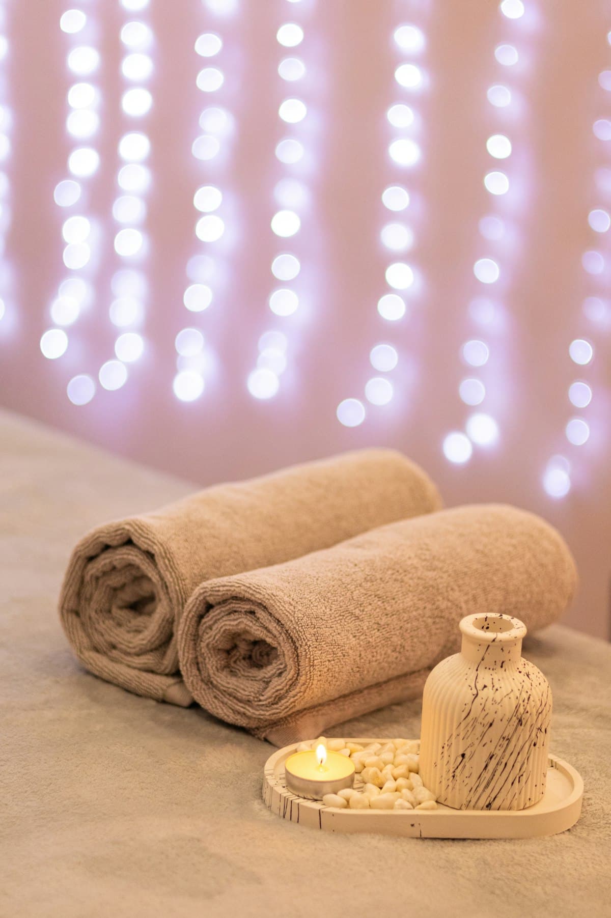 Nhân viên gội đầu và massage da đầu cho khách