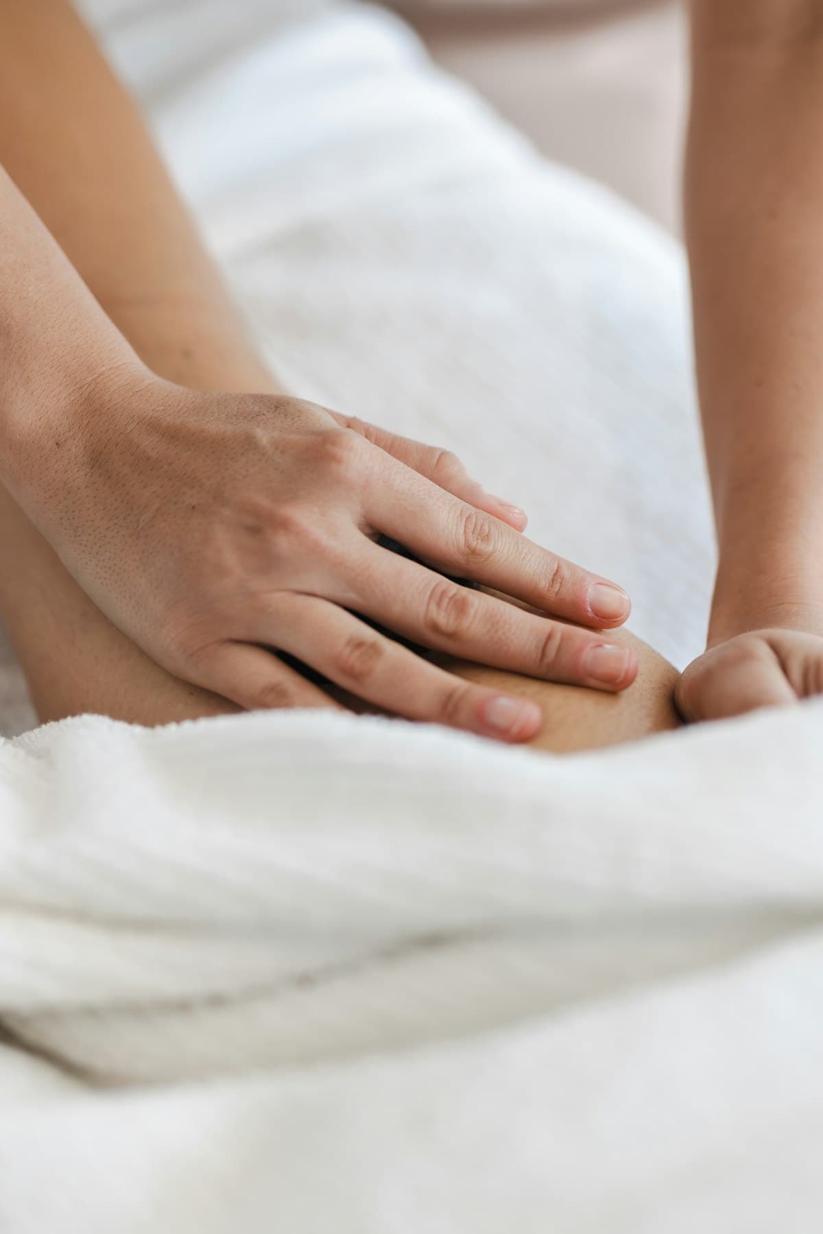 Kỹ thuật viên kéo giãn nhẹ cho khách theo kiểu massage Thái