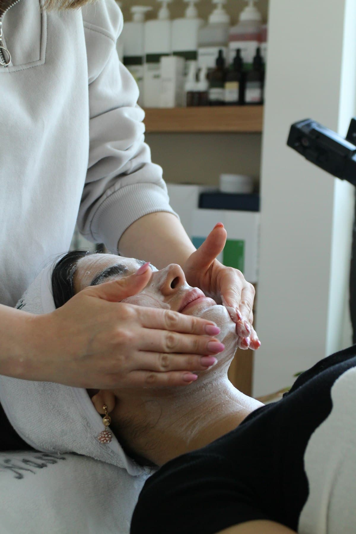 Đắp mặt nạ dưỡng ẩm cho khách tại spa