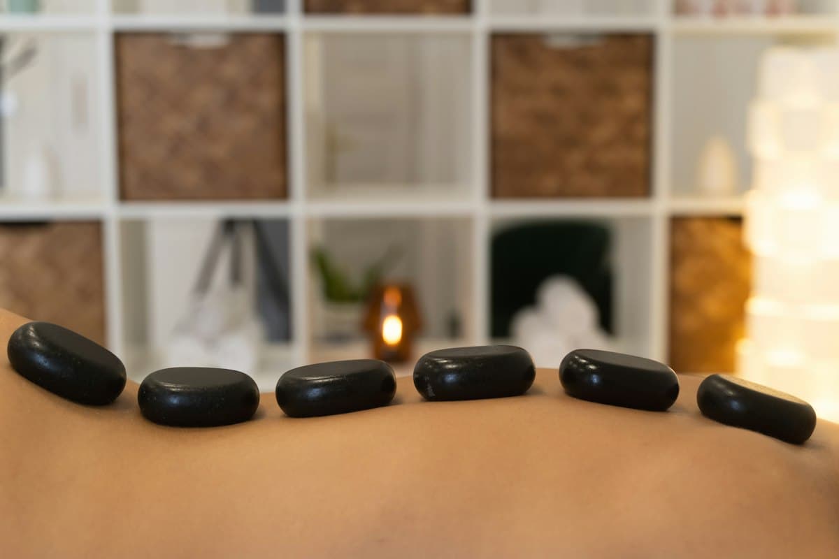 Massage mô mềm bằng dầu trên bàn massage