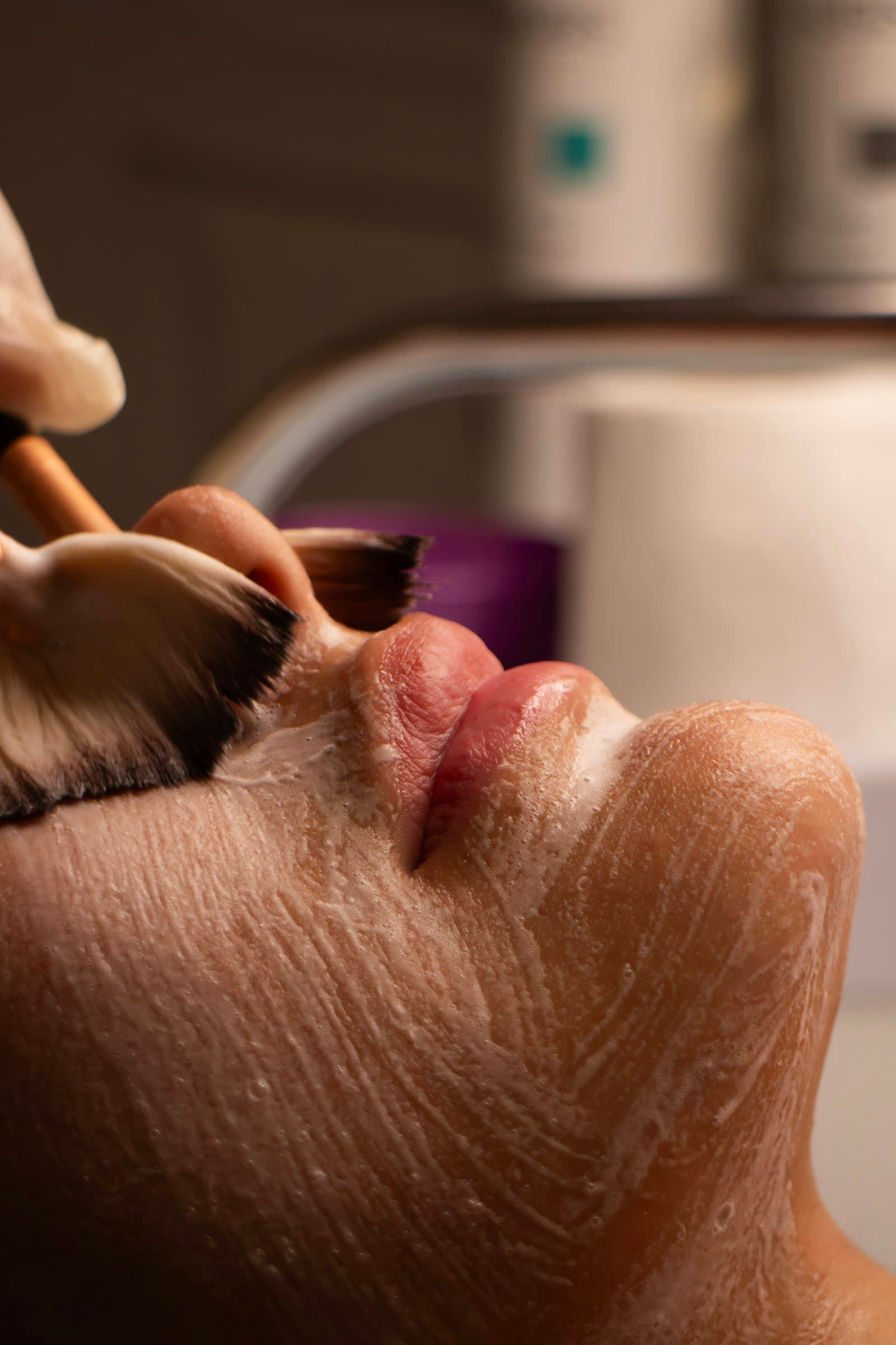 Buổi facial tại spa với khăn quấn tóc và da mặt đã làm sạch