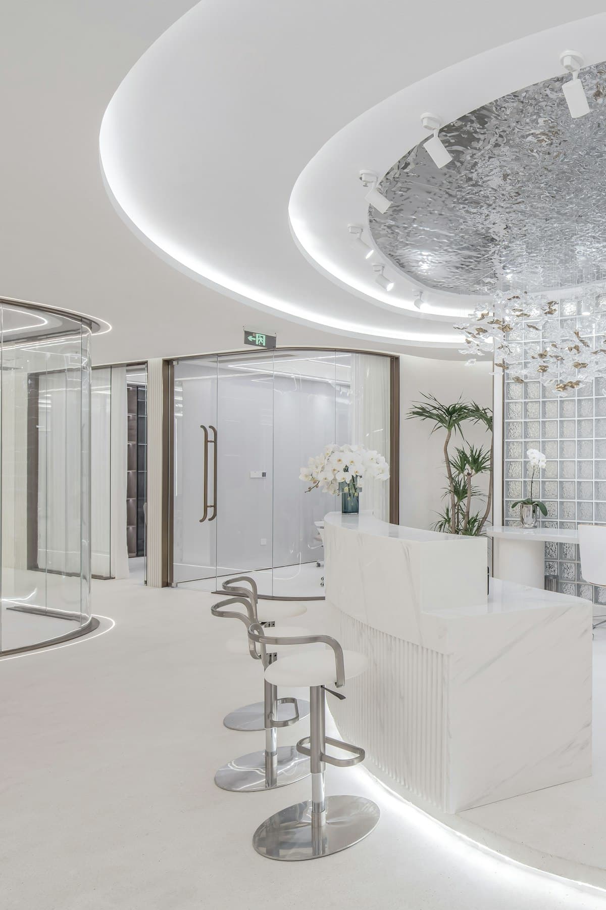 Quầy lễ tân spa màu trắng